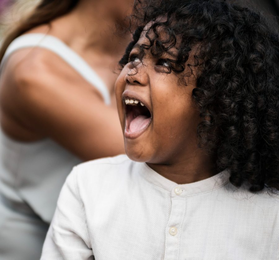 Criança expressando emoção intensa